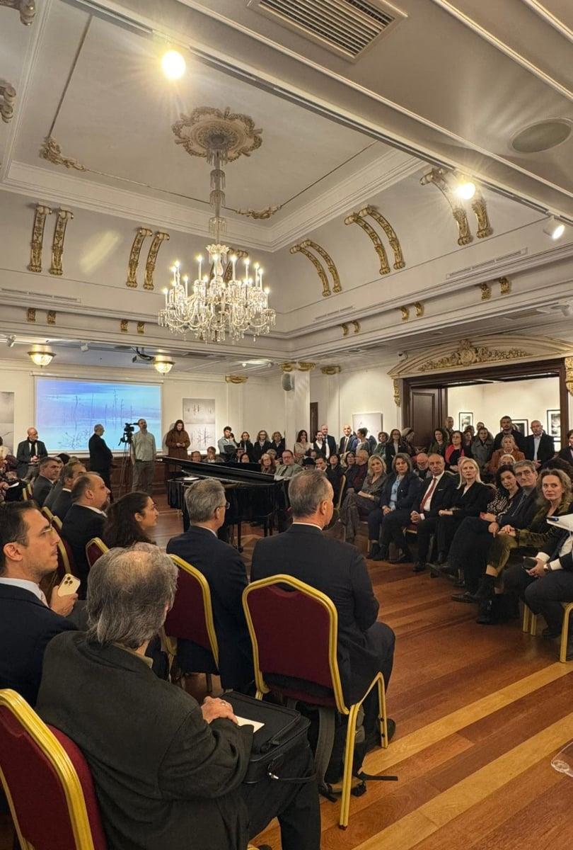 Ρέον φως-Γένεσις: Η νέα εικαστική γλώσσα του Νίκου Κασέρη στην Κωνσταντινούπολη