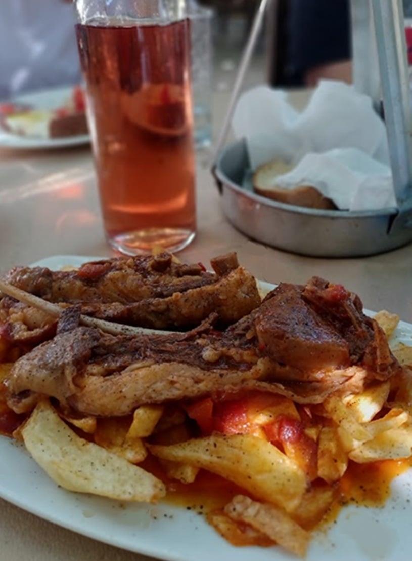 Γίδα κοκκινιστή με τηγανητές πατάτες στη Μουριά | © Χριστίνα Τσαμουρά