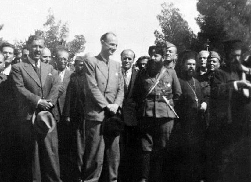 Ο Παναγιώτης Κανελλόπουλος και ο Άρης Βελουχιώτης με τις Αρχές της Πάτρας την ημέρα της Απελευθέρωσης της πόλης στις 4 Οκτωβρίου του 1944.