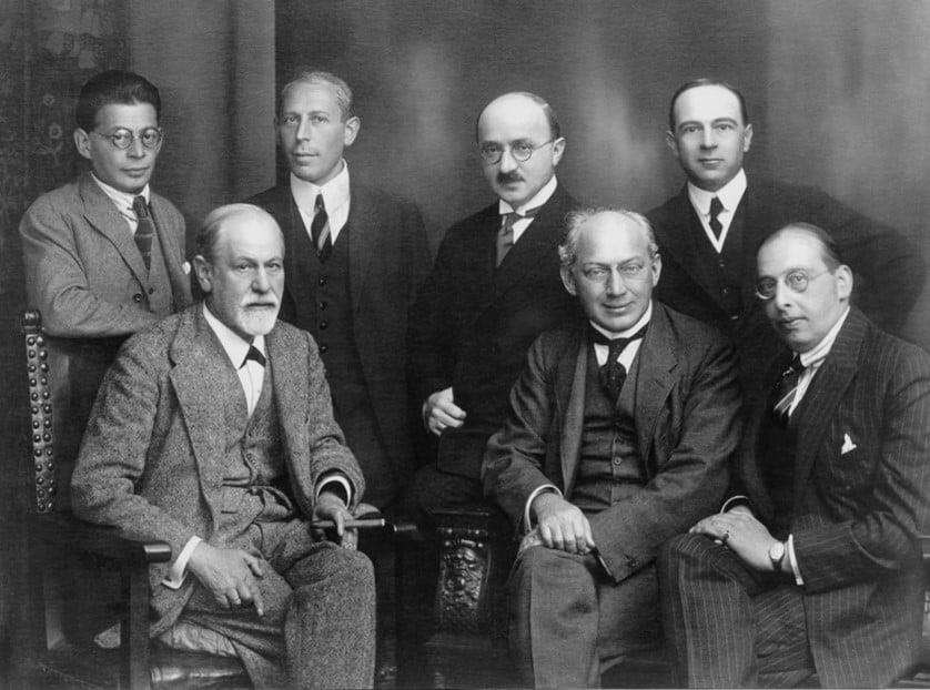 Ο Φρόυντ με συναδέλφους του ψυχαναλυτές το 1922. Μαζί του οι Έρν. Τζόουνς, Σ. Φερέντσι, Ο. Ρανκ, Μ. Έιτινγκον, Κ. Άμπραχαμ και Χ. Σαχς