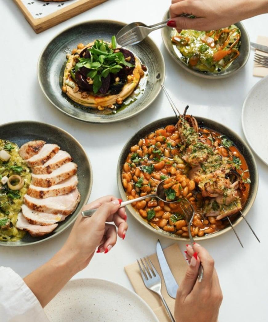 Επική η φασολάδα με τα αρώματα εσπεριδοειδών και το σουβλιστό θράψαλο