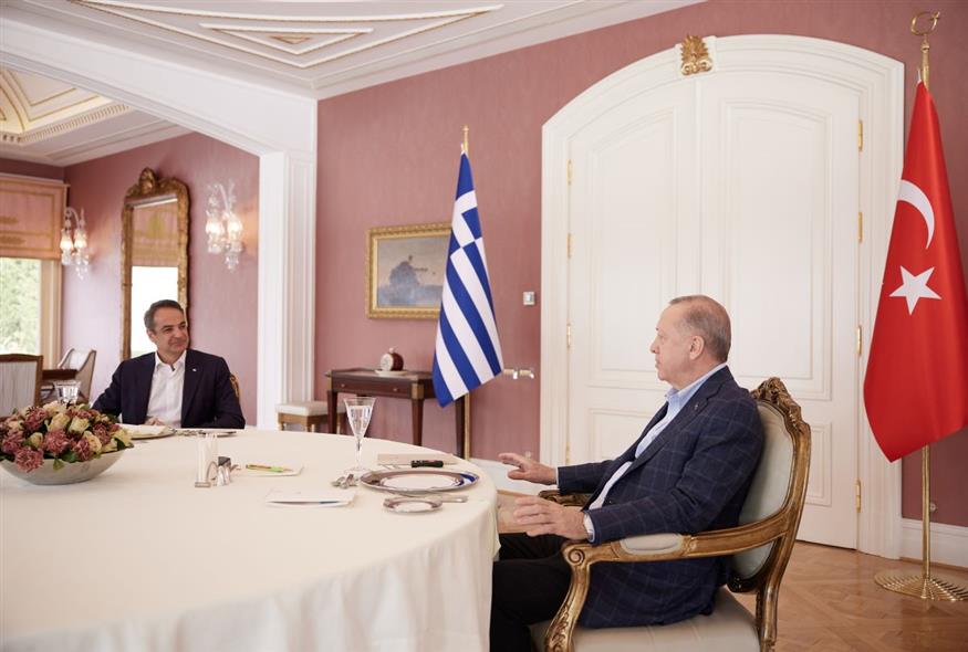 Ο Έλληνας πρωθυπουργός με τον Τούρκο πρόεδρο (ΔΗΜΗΤΡΗΣ ΠΑΠΑΜΗΤΣΟΣ/ΓΡΑΦΕΙΟ ΤΥΠΟΥ ΠΡΩΘΥΠΟΥΡΓΟΥ/EUROKINISSI)