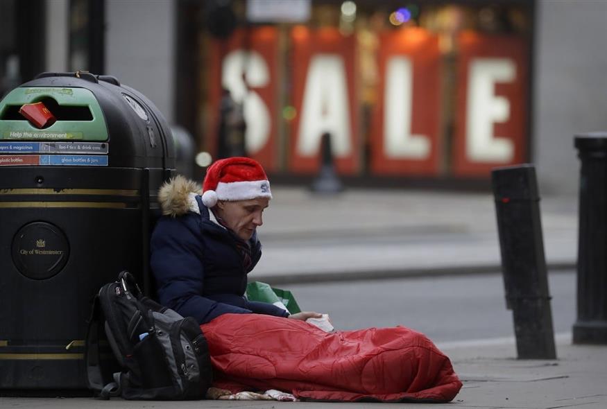Άστεγος στην Oxford street του Λονδίνου (φωτογραφία αρχείου / Associated Press)
