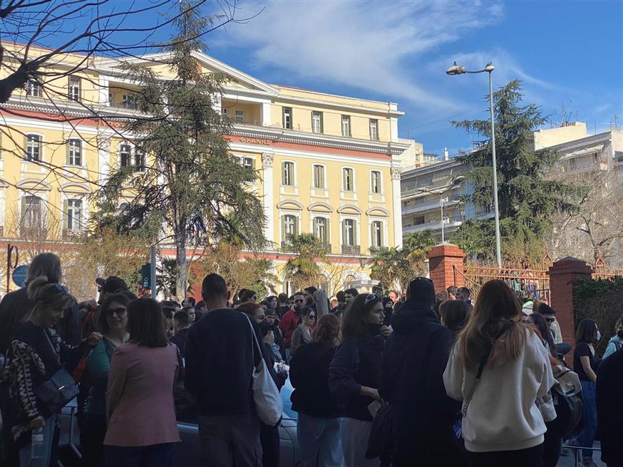 Μαθητές και φοιτητές διαμαρτύρονται έξω από το ΥΜΑΘ