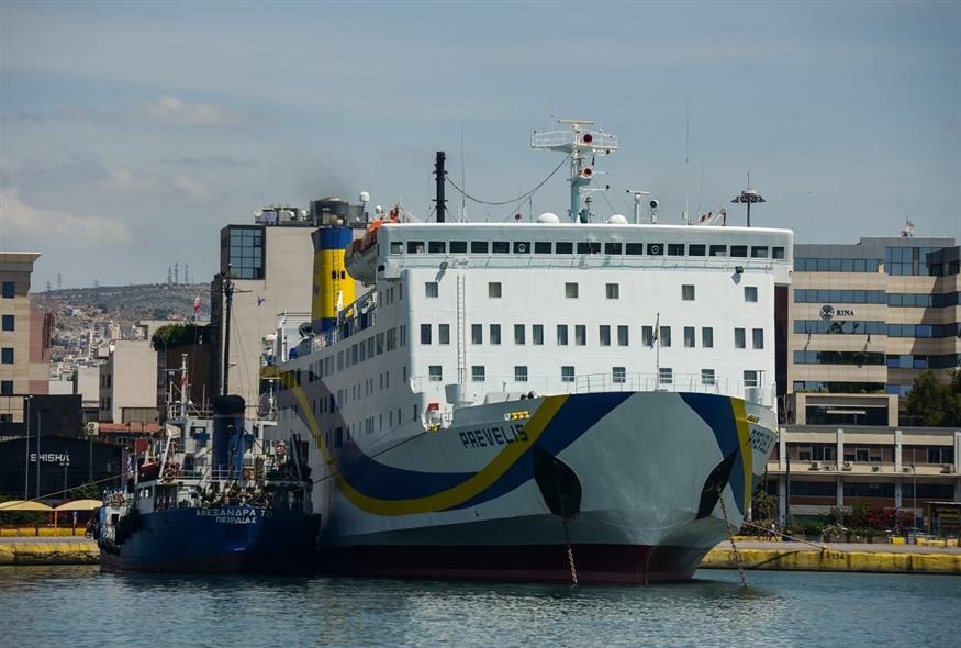 Το πλοίο «Πρέβελης» στο λιμάνι του Πειραιά (φωτογραφία αρχείου / InTime Photos)