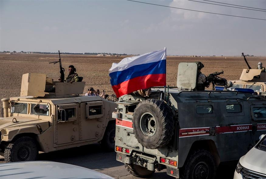 Κουρδικές δυνάμεις αποσύρονται από περιοχή κοντά στα τουρκικά σύνορα με τη Συρία, υπό την επίβλεψη των ρωσικών δυνάμεων (Φωτογραφία αρχείου - AP Photo/Baderkhan Ahmad)