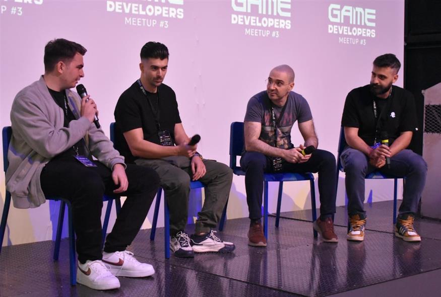 Οι Άκης Ζαχαριάδης, Άρης Δραγώνης και Χρήστος Τίκκος με τον συντονιστή του πάνελ Θεοφάνη Γαβριηλίδη (Critical Hit PR)