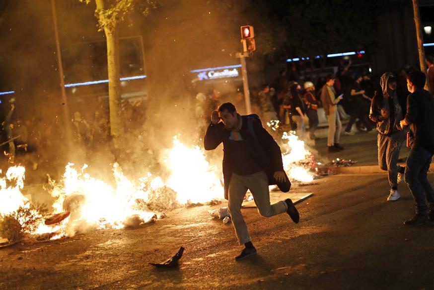 Καίγεται η Βαρκελώνη για μία ακόμα νύχτα (ap)