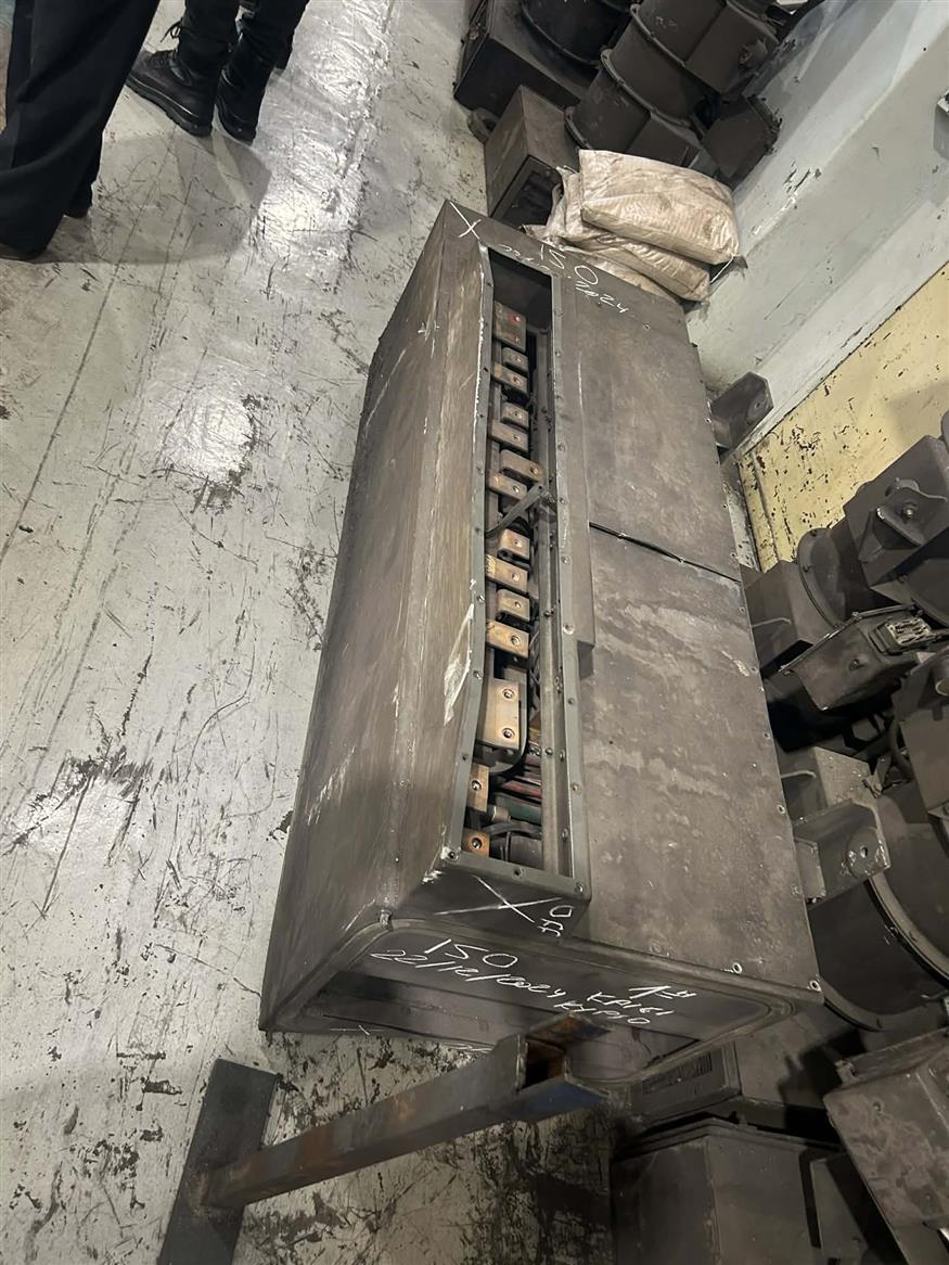 Η επισκευαστική βάση του Πειραιά όπου συχνά στοιβάζεται εξοπλισμός εκατοντάδων κιλών σε ακατάλληλους χώρους και το «μοιραίο» κιβώτιο