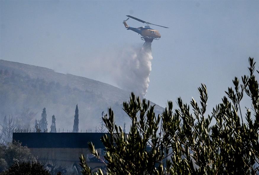 Φωτιά - ελικόπτερο (ΤΑΤΙΑΝΑ ΜΠΟΛΑΡΗ/EUROKINISSI)