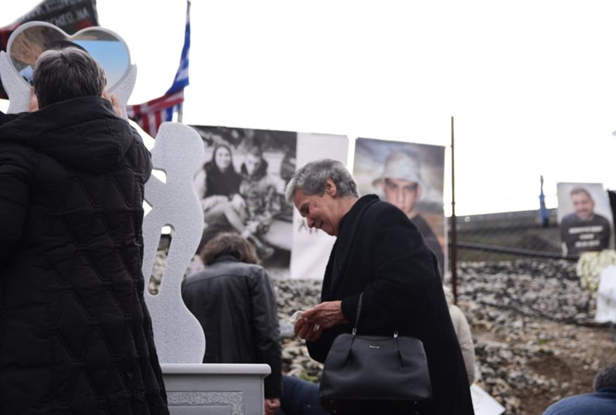 Δάκρυα και συγκίνηση: Συγγενείς θυμάτων στο σημείο της τραγωδίας των Τεμπών/onlarissa