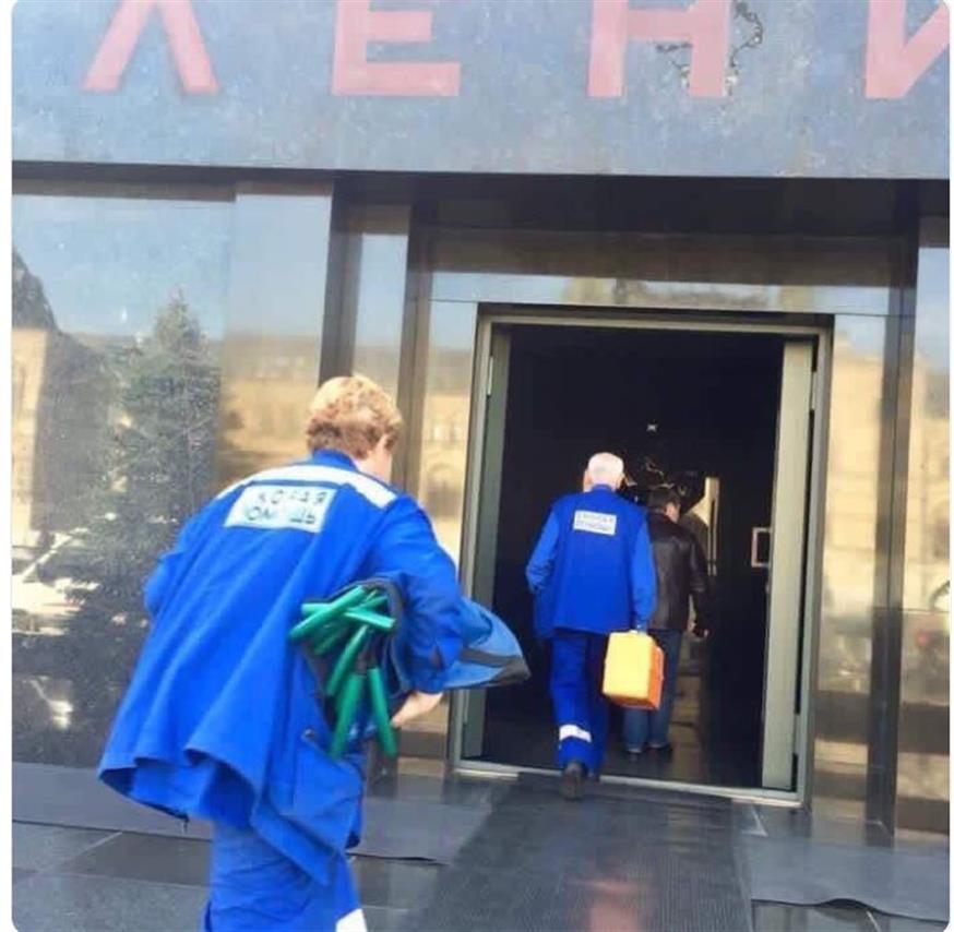 Η είσοδος του Μαυσωλείου του Λένιν (Twitter/@TolyaKurlaev)
