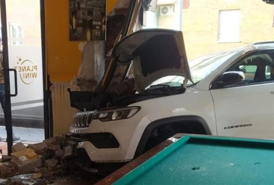 Ιταλία: Συγκλονιστικό βίντεο: Αυτοκίνητο «καρφώνεται» σε καφετέρια και τραυματίζει 7 άτομα (BBC)