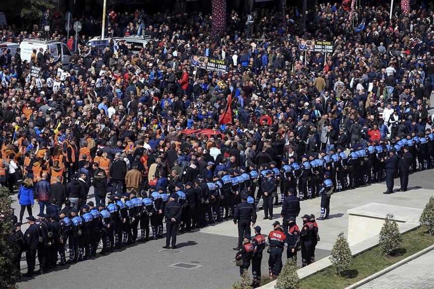 Χιλιάδες διαδηλωτές έξω από το αλβανικό κοινοβούλιο (AP Photo/ Hektor Pustina)