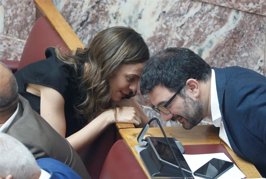Νάσος Ηλιόπουλος και Έφη Αχτσιόγλου στα έδρανα της Βουλής (Eurokinissi)