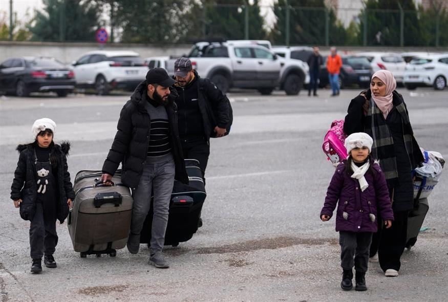 Σύροι επιστρέφουν στην πατρίδα τους (AP Photo/Khalil Hamra)