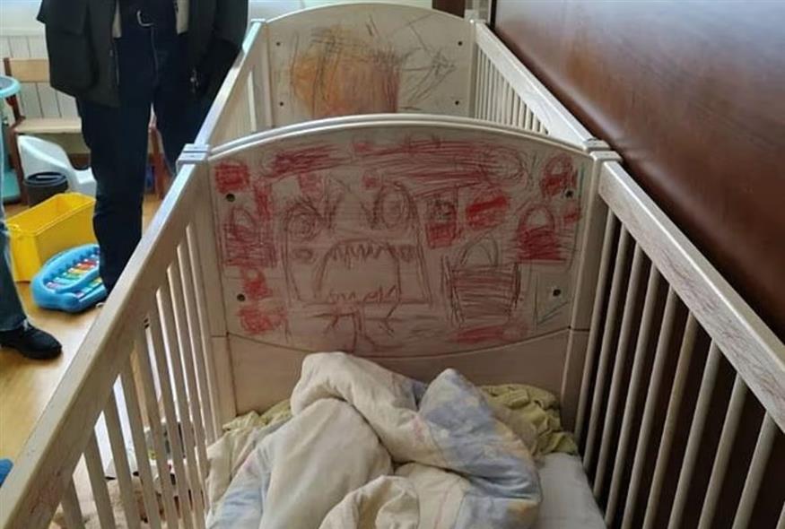 Οι κούνιες που κοιμόταν τα δίδυμα (Daily Mail) Οι κούνιες που κοιμόταν τα δίδυμα (Daily Mail)