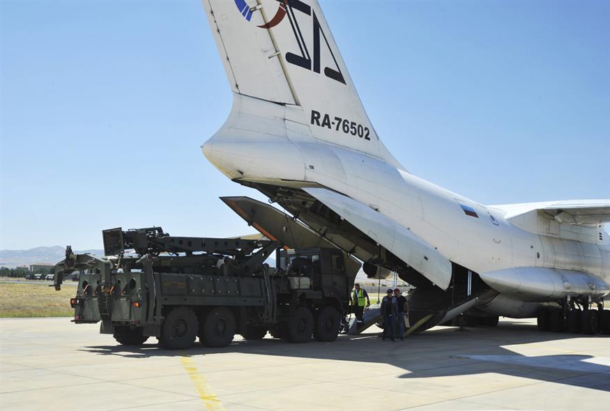 Ρωσικό μεταγωγικό αεροσκάφος, που μεταφέρει τμήματα των συστημάτων αεράμυνας S-400 / Turkish Defence Ministry via AP, Pool, File