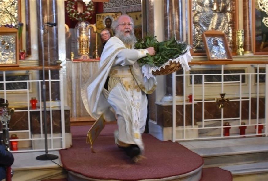 Έγινε η πρώτη Ανάσταση στην Παναγία Ευαγγελίστρια της Χίου (politischios.gr)