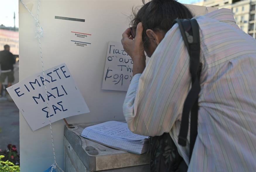 Κύμα αλληλεγγύης στο Σύνταγμα για τους απεργούς πείνας  (ΚΩΣΤΑΣ ΤΖΟΥΜΑΣ/EUROKINISSI)