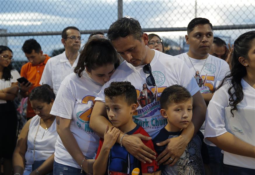 Οργή, θλίψη και «γιατί» στο Ελ Πάσο (AP)