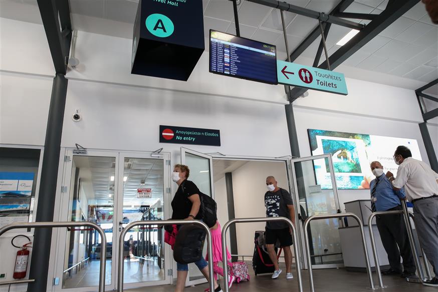 Άφιξη τουριστών στο αεροδρόμιο της Κέρκυρας (Copyright: Eurokinissi)