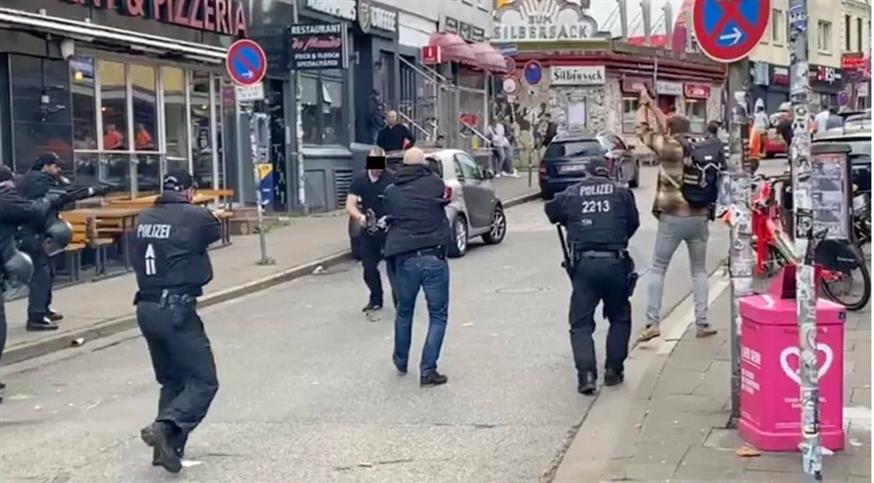Αμβούργο: Η στιγμή που αστυνομικοί πυροβολούν τον άνδρα που κρατούσε αξίνα (BILD)