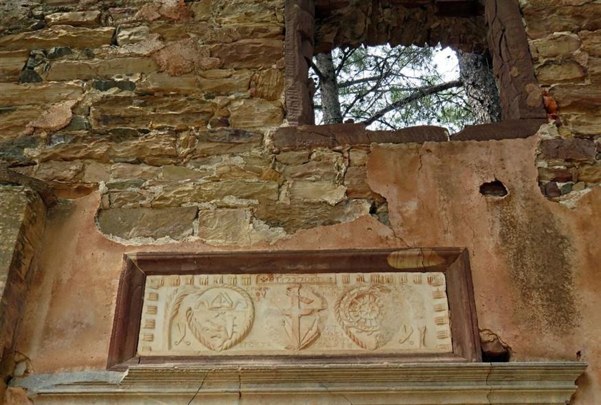 Οικόσημα από τους κτήτορες του Λωβοκομείου