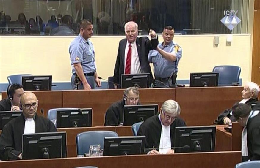 O Μλάντιτς (με την κόκκινη γραβάτα) στο Δικαστήριο της Χάγης (ICTY via AP)