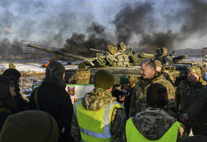 Ο Ουκρανός πρόεδρος επιθεωρεί τις μονάδες (και το φρόνημα) του Στρατού που βρίσκονται σε επιφυλακή (Mykola Lazarenko, Presidential Press Service via AP)