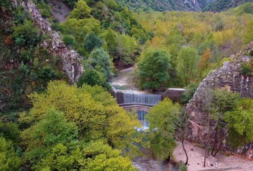 Η παραμυθένια εικόνα του γεφυριού της Παλαιοκαρυάς (travel-inspiration.gr)