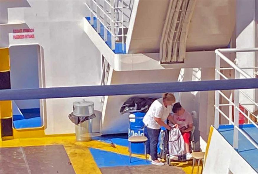 Παιδί ΑμεΑ ταξιδεύει σε γκαράζ πλοίου