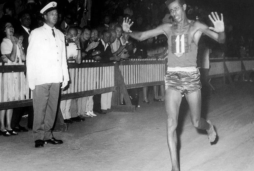 O Aμπέμπε Μπικίλα ξυπόλυτος γνωρίζει την αποθέωση λίγο πριν τον τερματισμό το 1961 στην Αθήνα