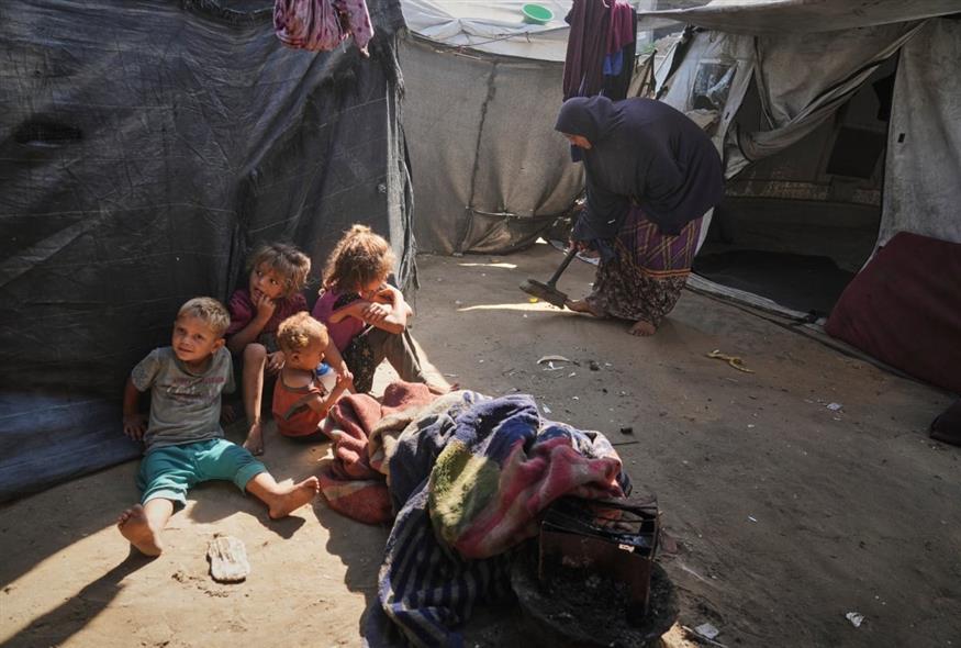 Οικογένεια Παλαιστινίων στη Γάζα (Associated Press)