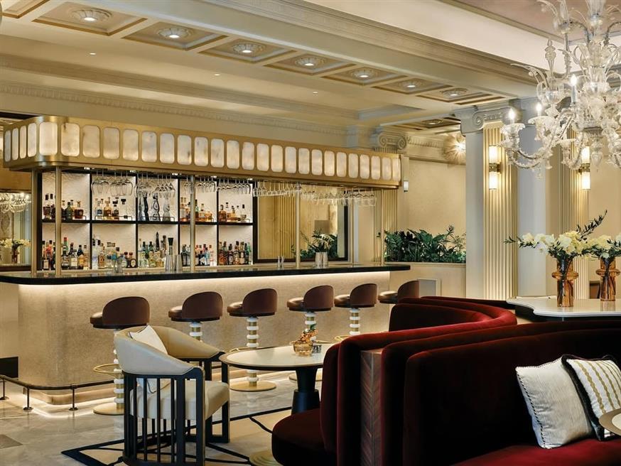 Όταν πέφτει το βράδυ, το μπαρ έρχεται στο προσκήνιο