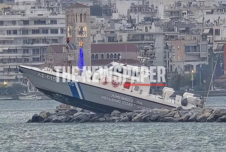 Σκάφος του Λιμενικού πάνω σε βράχια