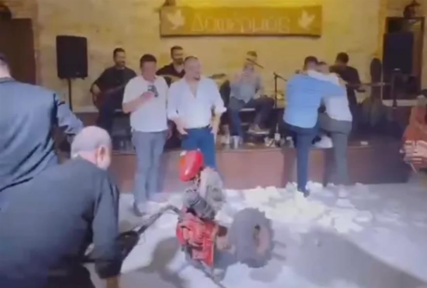 Viral αρραβώνας: Ανέβασαν μέχρι και σκαπτική μηχανή στην πίστα