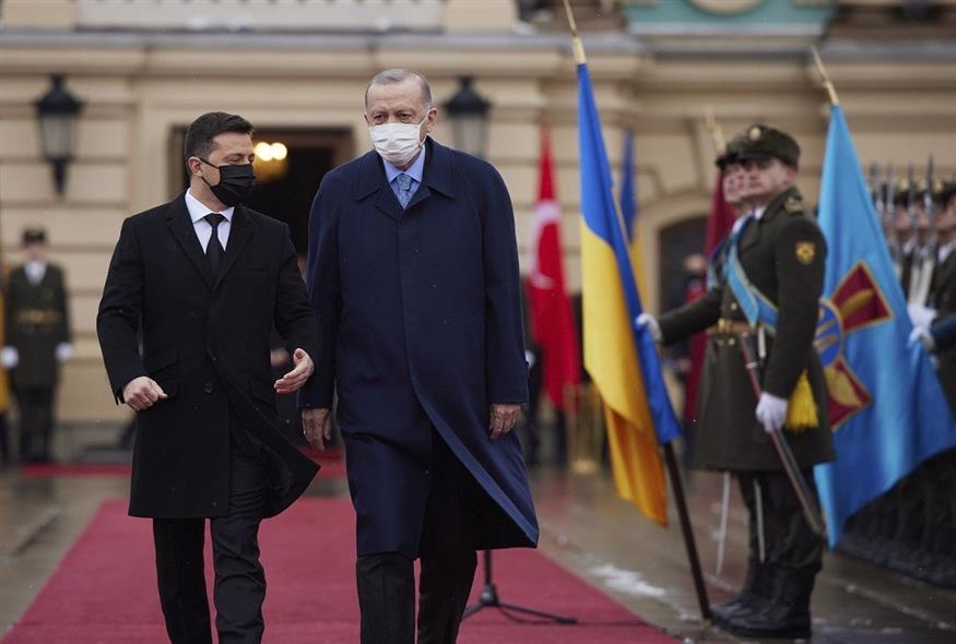 Ο Βολοντίμιρ Ζελένσκι με τον Ρετζέν Ταγίπ Ερντογάν κατά τη συνάντησή τους στο Κίεβο στις 3 Φεβρουαρίου (φωτογραφία αρχείου / Associated Press)