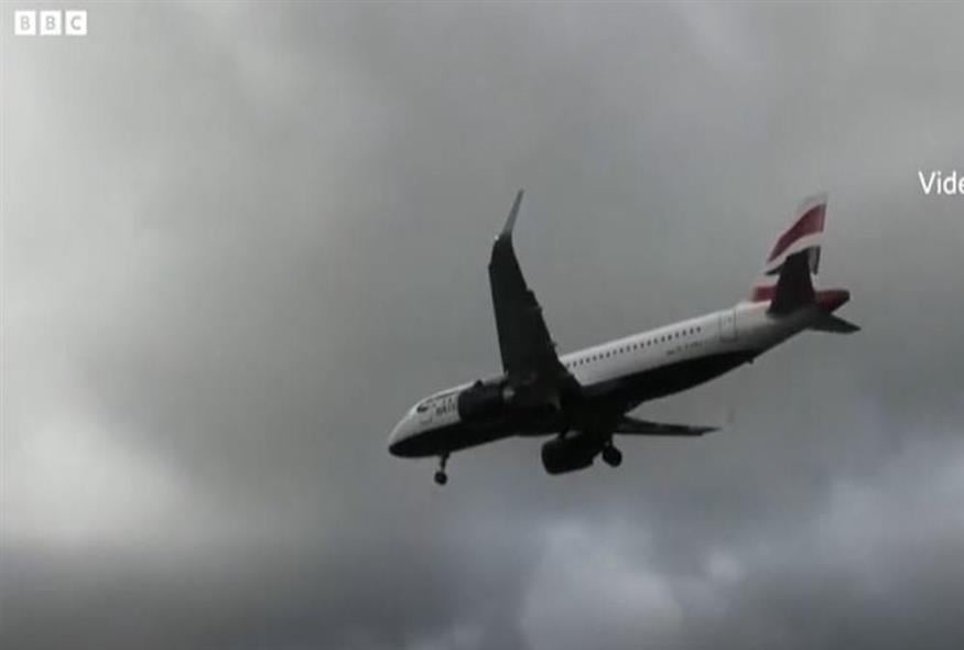 Προσγείωση αεροπλάνου στο Χόθροου εν μέσω ισχυρότατων ανέμων / Video Capture / BBC