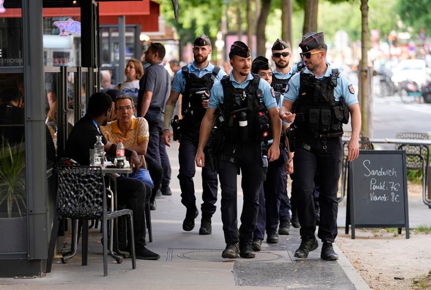 Αστυνομικοί στο Παρίσι  (AP Photo/Rebecca Blackwell)