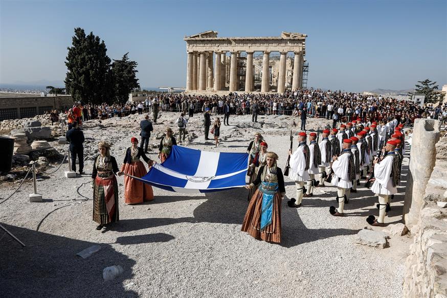 Επετειακή έπαρση της ελληνικής σημαίας στον βράχο της Ακρόπολης για τη συμπλήρωση 75 χρόνων από την απελευθέρωση της Αθήνας από τις ναζιστικές δυνάμεις, το Σάββατο 12 Οκτωβρίου 2019 (EUROKINISSI/ΓΙΩΡΓΟΣ ΚΟΝΤΑΡΙΝΗΣ)