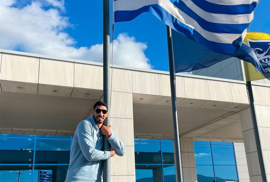 Ο Ενές Καντέρ αγκαλιάζει την ελληνική σημαία/Twitter