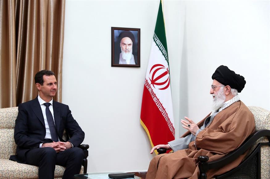 O Μπασάρ αλ Άσαντ (αριστερά) με τον Χασάν Ροχανί (Office of the Iranian Supreme Leader via AP)