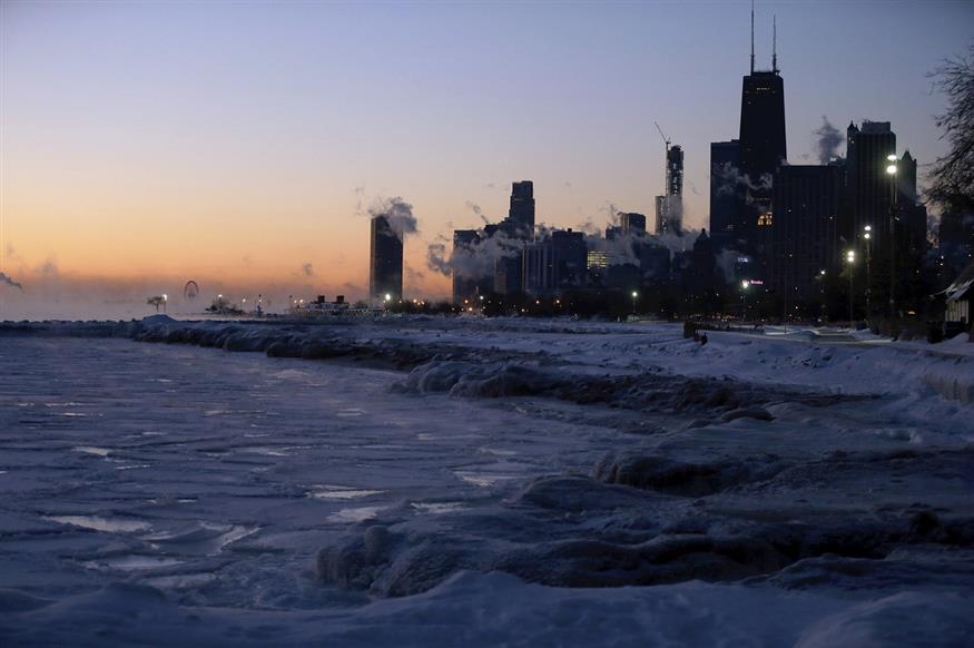 Η λίμνη Μίτσιγκαν στο Σικάγο είναι παγωμένη. Απίστευτο... (AP Photo/Kiichiro Sato)