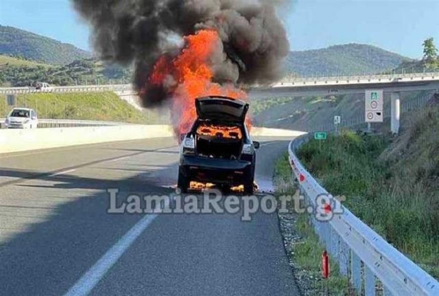 Όχημα που επέβαιναν τρεις δήμαρχοι της Φθιώτιδας «τυλίχθηκε» στις φλόγες (lamiareport.gr)