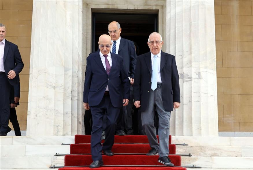 Φωτογραφία από τη συνάντηση (ΦΡΟΣΩ ΚΑΝΕΛΛΙΔΟΥ/ ΓΡΑΦΕΙΟ ΤΥΠΟΥ ΒΟΥΛΗΣ ΤΩΝ ΕΛΛΗΝΩΝ)