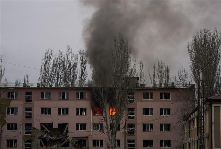 Βομβαρδισμός κτιρίου στο Ντονιέτσκ (Φωτογραφία αρχείου/AP Photo/Libkos)