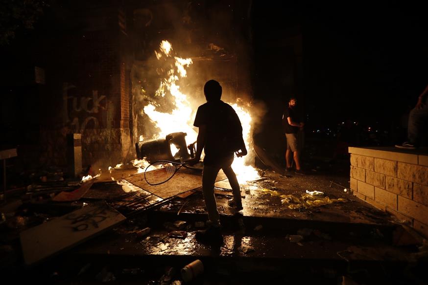 Σκηνές χάους στην πόλη (AP Photo/John Minchillo)