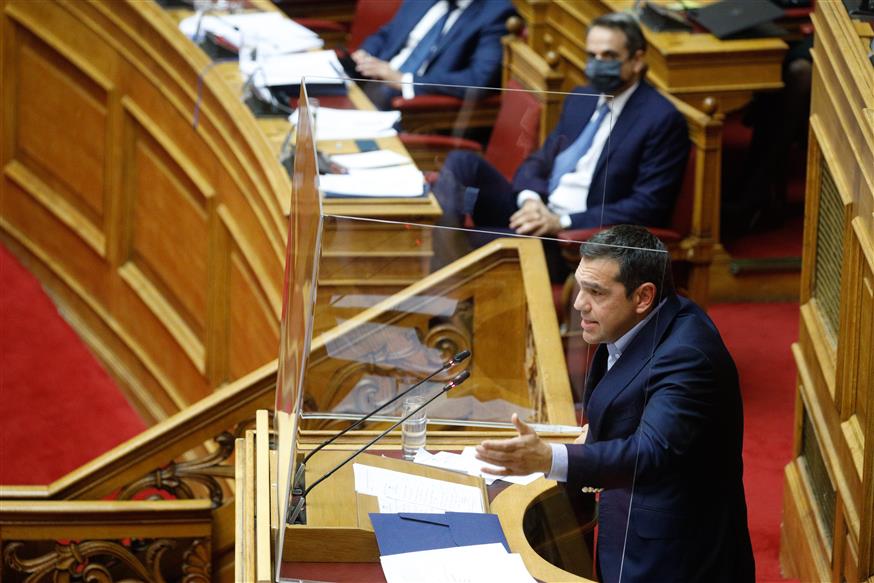 Διαξιφισμοί Τσίπρα - Μητσοτάκη στη βουλή (eurokinissi)