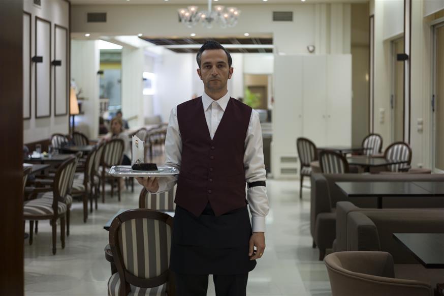 Άρης Σερβετάλης - The Waiter